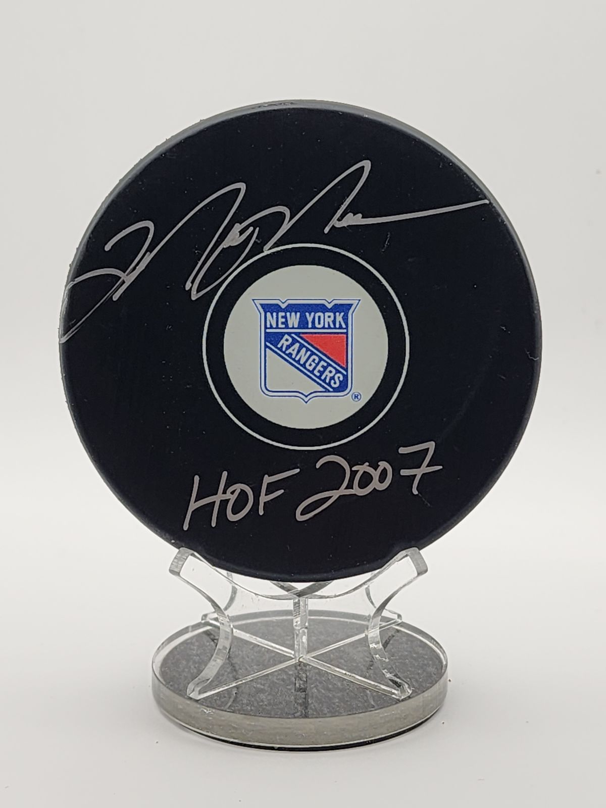 Mark Messier Signed NY Rangers Logo Puck with "HOF 2007" Inscription image 0
